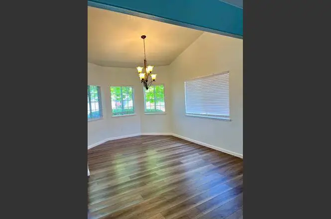  charming home 3-bedroom, 2.5-bathroom house 